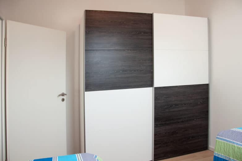 Kleiderschrank in der Ferienwohnung Robert Brack Herrsching am Ammersee