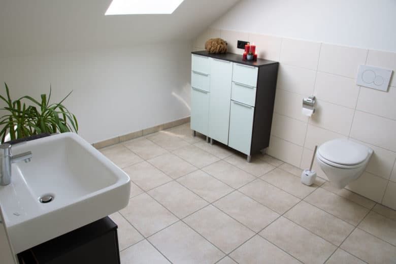 Großes Badezimmer in der Ferienwohnung Robert Brack Herrsching am Ammersee