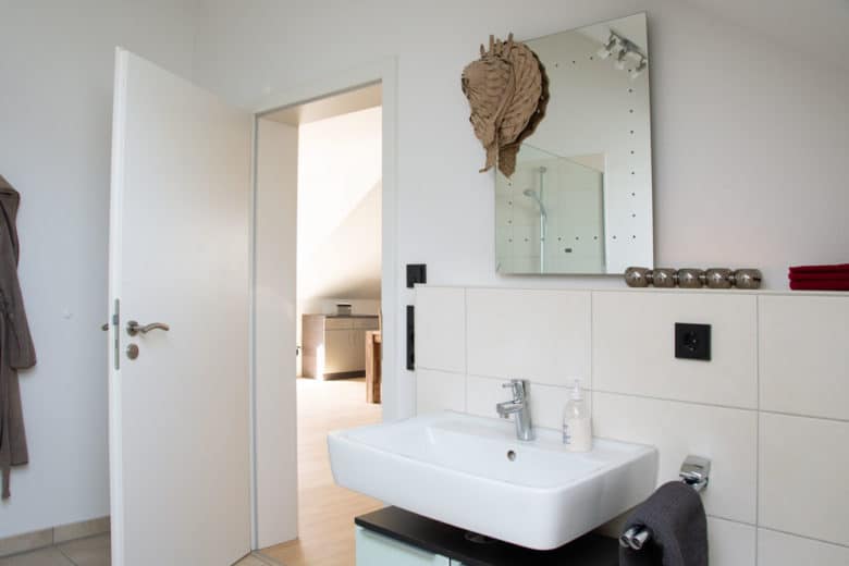 Großes Badezimmer in der Ferienwohnung Robert Brack Herrsching am Ammersee